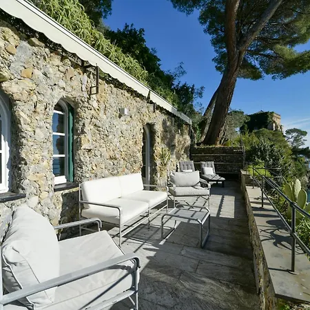The Stone Pine House - Paraggi