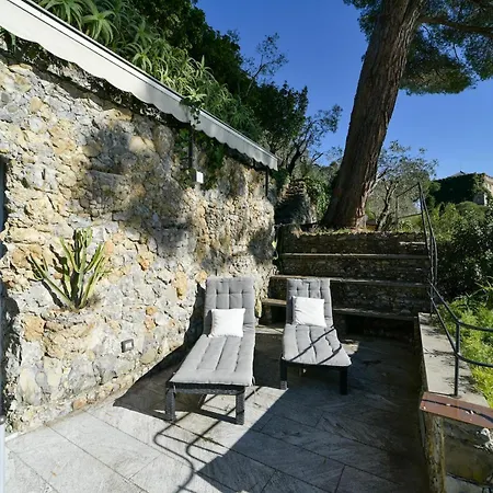 The Stone Pine House - Paraggi Daire