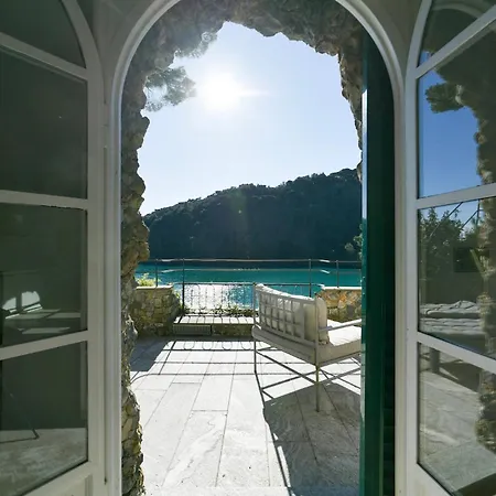 The Stone Pine House - Paraggi 아파트