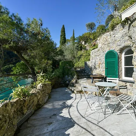 The Stone Pine House - Paraggi Apartman