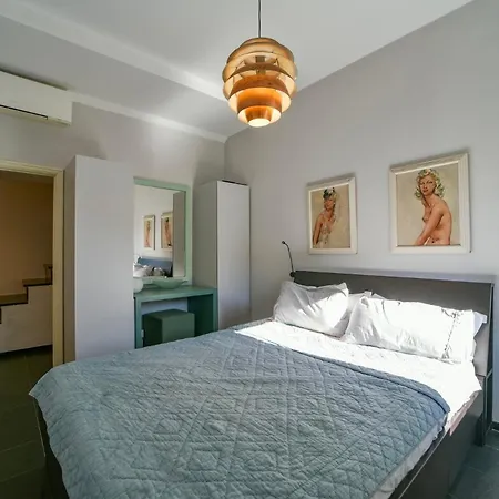 The Stone Pine House - Paraggi Apartman