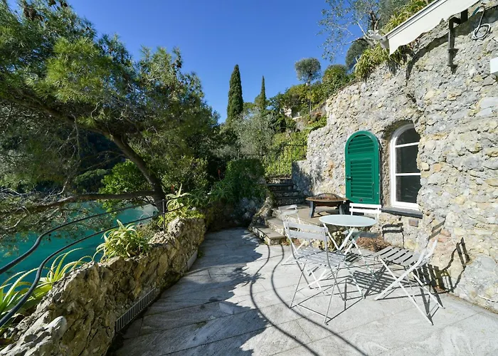 The Stone Pine House - Paraggi Daire
