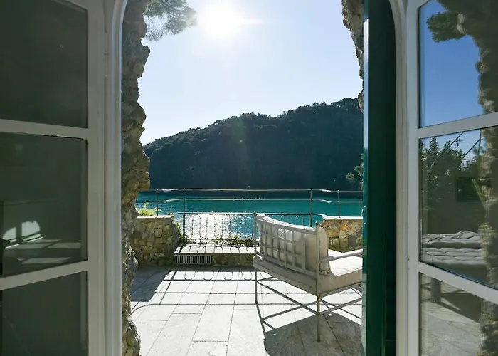 The Stone Pine House - Paraggi Daire